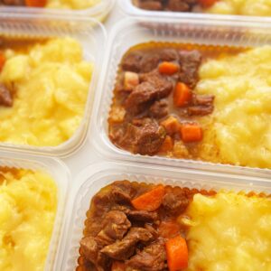 Guisado de carne, bacon e cenoura (150g), aipim rústico na manteiga (200g) – prato sem glúten