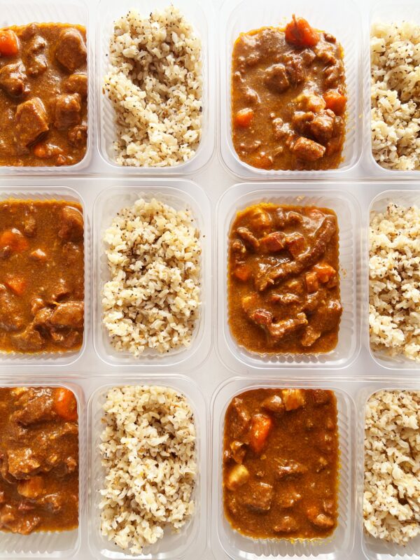 Guisado de carne com bacon e cenoura (220g), arroz integral com sementes (130g) - prato sem glúten/lactose