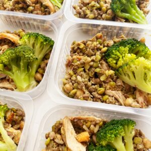 POCKET: sobrecoxa em lascas, grãos, pesto e brócolis – sem glúten (210g)