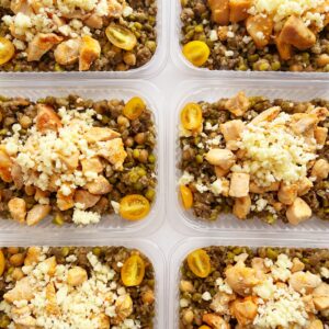 FIT: salada mix de grãos ao pesto, filé de peito de frango, tomate cereja amarelo e mussarela – prato sem glúten (300g)