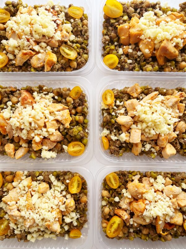 FIT: salada mix de grãos ao pesto, filé de peito de frango, tomate cereja amarelo e mussarela - prato sem glúten (300g)