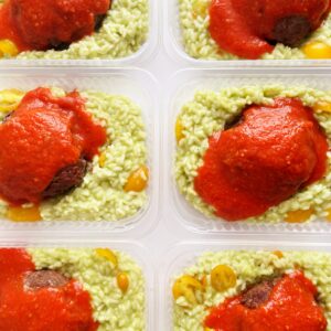Polpetone de carne ao sugo (150g), risoto ao pesto de rúcula com tomate cereja amarelo (200g) – prato sem glúten