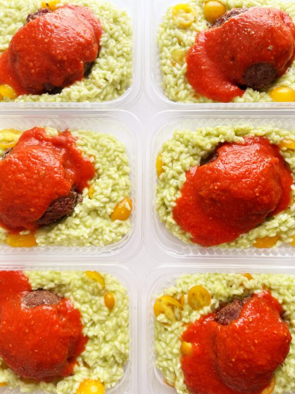 Polpetone de carne ao sugo (150g), risoto ao pesto de rúcula com tomate cereja amarelo (200g) - prato sem glúten