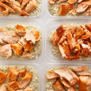 PREÇO DO KIT APENAS NO FDS! ⚠️ Salmão ao forno (90g) com risoto de alho poró ao gorgonzola (260g) – prato sem glúten