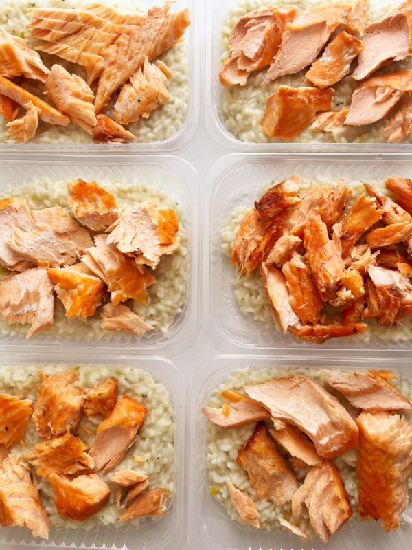 PREÇO DO KIT APENAS NO FDS! ⚠️ Salmão ao forno (90g) com risoto de alho poró ao gorgonzola (260g) - prato sem glúten