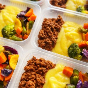 Carne moída (120g), purê de mandioquinha (150g), legumes (80g) – prato sem glúten/lactose