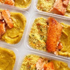 APENAS 24h NO VALOR DO KIT! ⚠️Salmão assado (90g), couscous marroquino (80g), purê de banana da terra (150g) – prato sem lactose