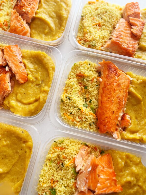 APENAS 24h NO VALOR DO KIT! ⚠️Salmão assado (90g), couscous marroquino (80g), purê de banana da terra (150g) - prato sem lactose