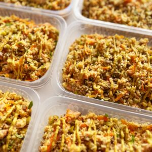 Salada de couscous marroquino, grãos e salmão na mostarda – prato sem lactose (300g)