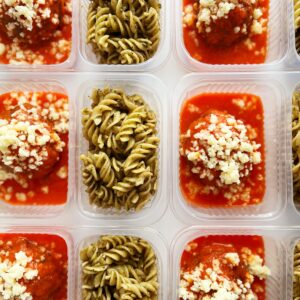 Polpetone de carne à parmegiana (160g), massa ao pesto (140g)