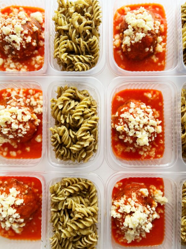 Polpetone de carne à parmegiana (160g), massa ao pesto (140g)