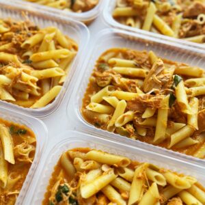 Macarronada da nonna: frango em lascas, caldo artesanal de frango, manjericão e azeitona – prato sem glúten/lactose (350g)