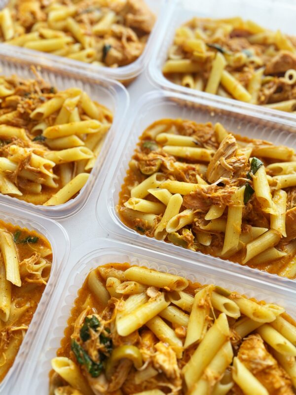 Macarronada da nonna: frango em lascas, caldo artesanal de frango, manjericão e azeitona - prato sem glúten/lactose (350g)