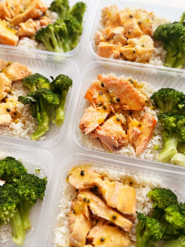 APENAS 24h NO VALOR DO KIT!! 😱⚠️Salmão ao molho de maracujá (130g), brócolis (50g), arroz branco (120g) - prato sem glúten/lactose
