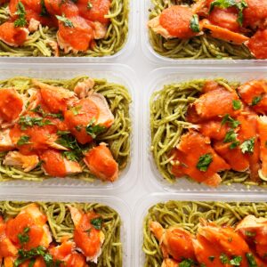 Salmão ao forno com molho de tomate (130g), spaghetti ao pesto (200g) – prato sem glúten