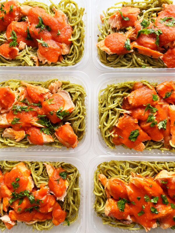 Salmão ao forno com molho de tomate (130g), spaghetti ao pesto (200g) - prato sem glúten