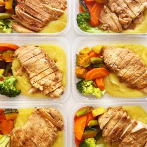 Filé de frango grelhado (110g), legumes (80g), purê de mandioquinha (160g) – prato sem glúten/lactose