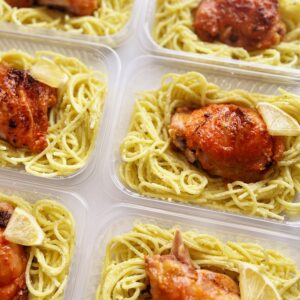 NOVIDADE! 🍋 Spaghetti ao pesto de limão siciliano (170g), sobrecoxa assada (130g) – prato sem glúten