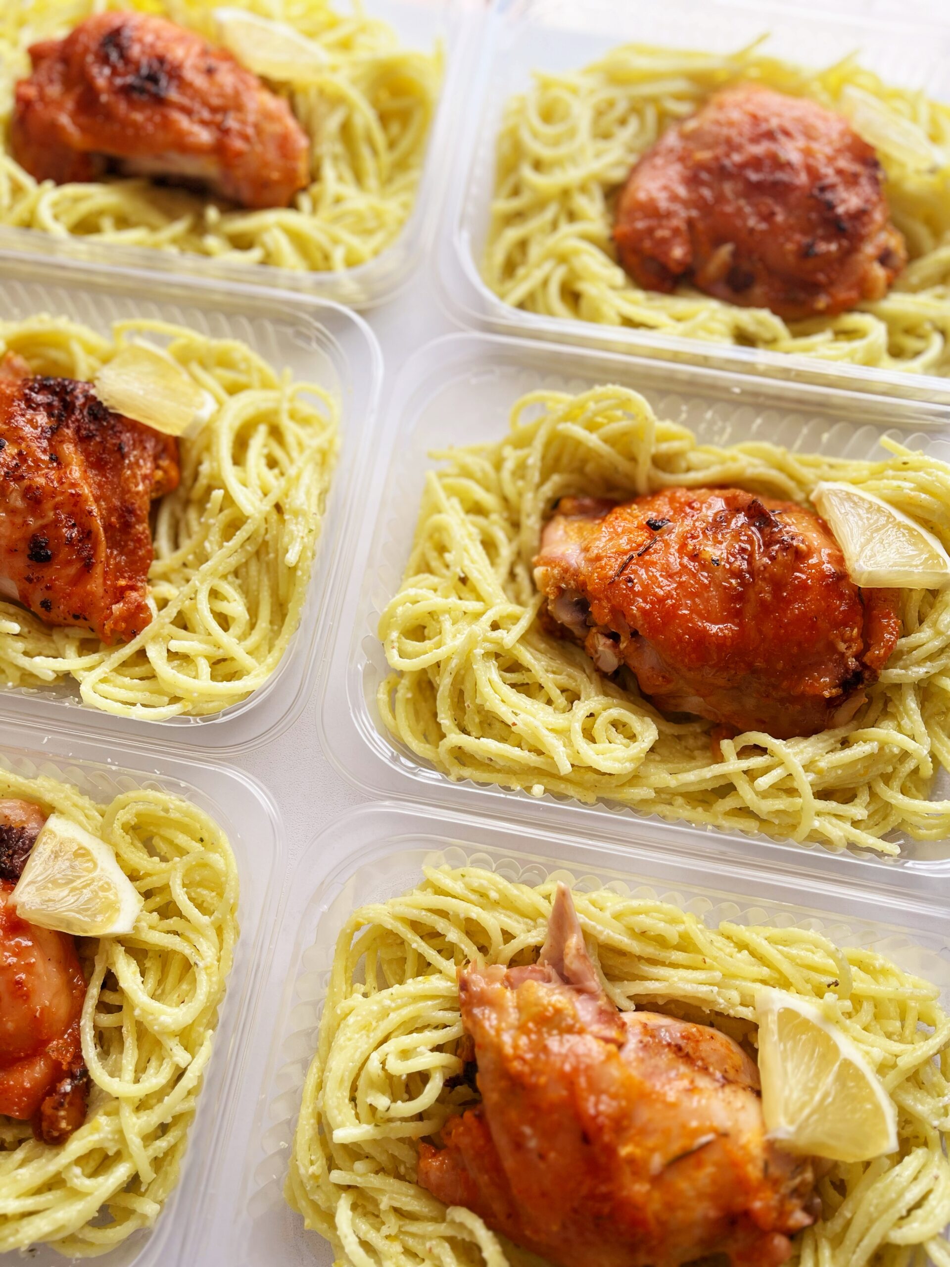 NOVIDADE! 🍋 Spaghetti ao pesto de limão siciliano (170g), sobrecoxa assada (130g) - prato sem glúten