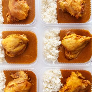 Sobrecoxa cozida com pirão (280g), arroz branco (70g) – prato sem glúten/lactose