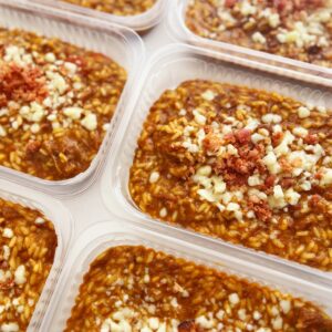 Risoto de carne de panela com tomate cereja e farofa de bacon – prato sem glúten (350g)