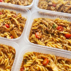 Pasta Arezzo: fusili sem glúten, frango, caldo artesanal de frango, tomate cereja, manjericão fresco – prato sem glúten/lactose (350g)