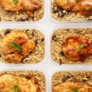 Frango grelhado (110g), risoto de cogumelos (240g) – prato sem glúten