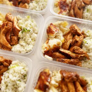 Filé de frango grelhado (100g), batata gratinada (150g), arroz branco (100g) – prato sem glúten