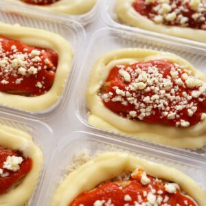 Frango à parmegiana (150g), purê de batata (80g), arroz branco (120g) – prato sem glúten