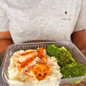 Salmão ao forno (90g), brócolis (50g), arroz à piamontese (210g) – prato sem glúten