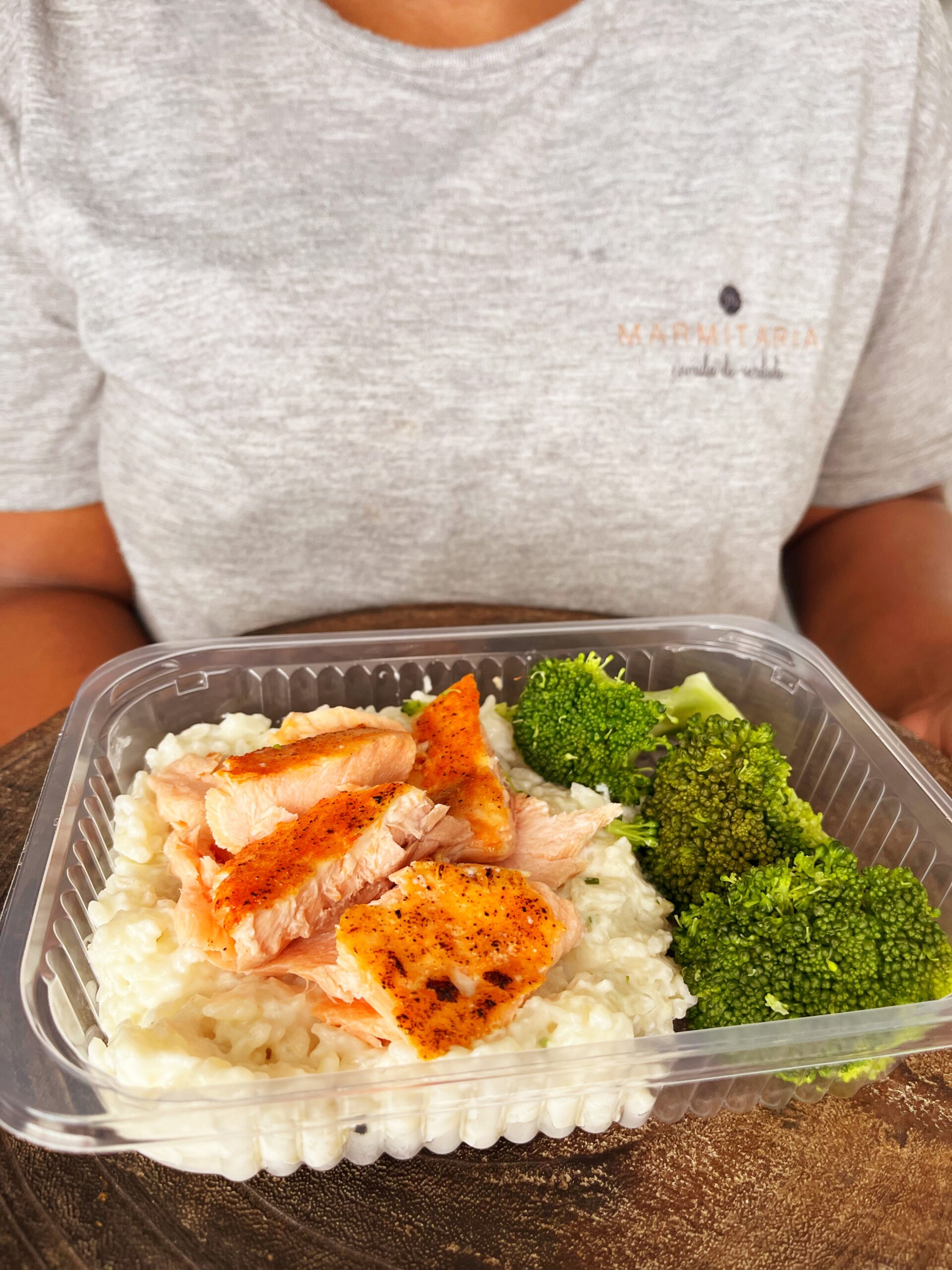 Salmão ao forno (90g), brócolis (50g), arroz à piamontese (210g) - prato sem glúten