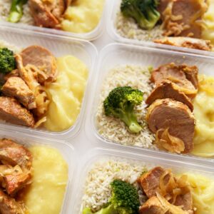 Filé suíno acebolado (120g), arroz com brócolis (120g), purê de batatas (110g) – prato sem glúten/lactose