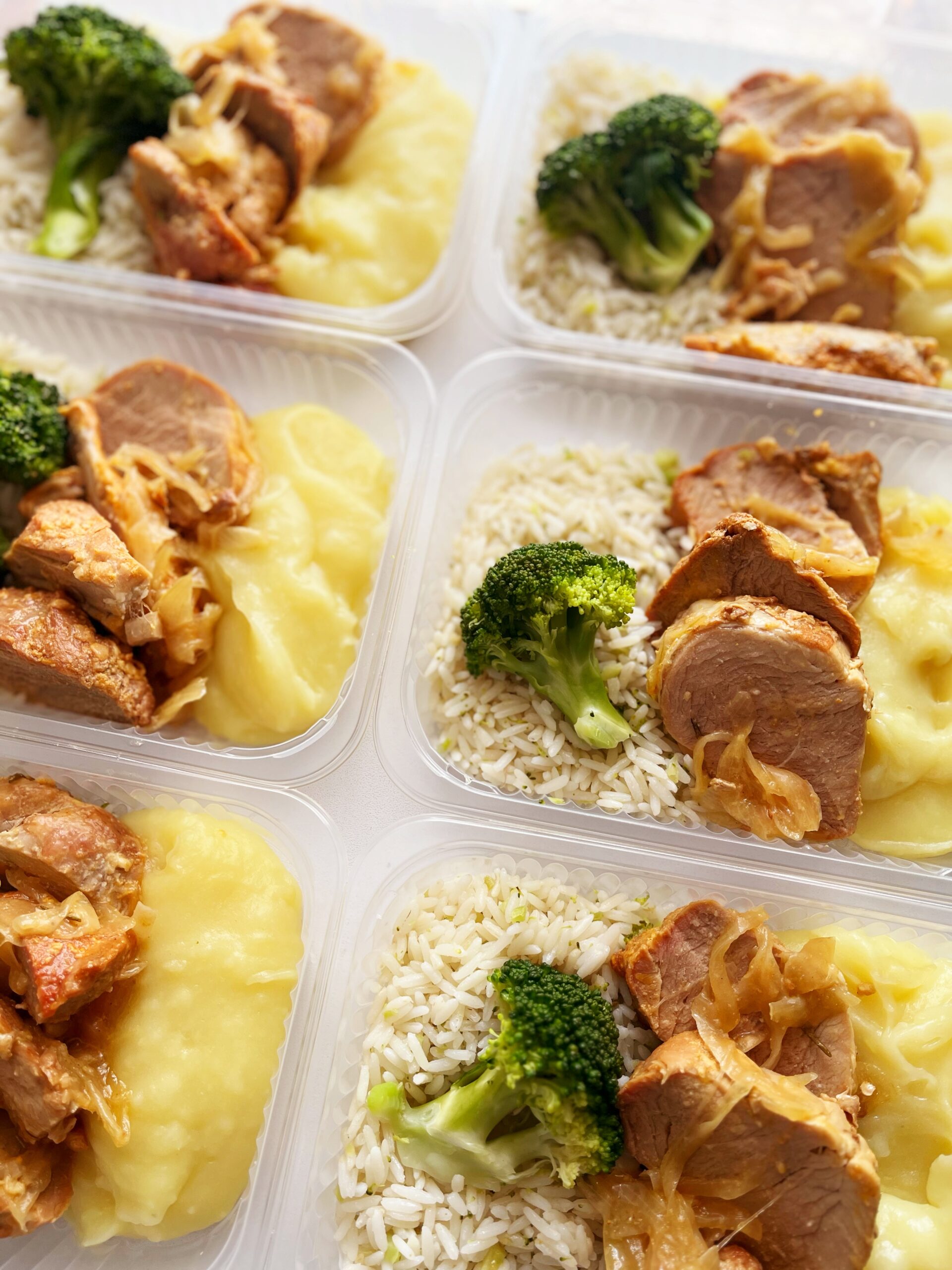 Filé suíno acebolado (120g), arroz com brócolis (120g), purê de batatas (110g) - prato sem glúten/lactose