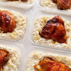 Especial de Natal 🎄 Sobrecoxa marinada no champanhe (130g), arroz à piamontese com amêndoas (220g) – prato sem glúten