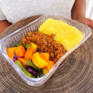 Carne moída (120g), legumes (80g), purê de mandioquinha (150g) – prato sem glúten/lactose