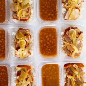 Filé mignon suíno acebolado (120g), feijão carioca (150g), arroz (80g) – prato sem glúten/lactose