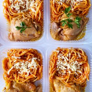 Sobrecoxa cozida (130g), spaghetti com parmesão (220g) – prato sem glúten