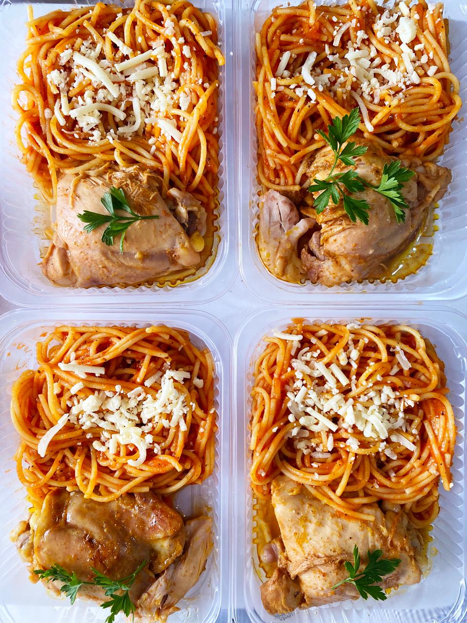 Sobrecoxa cozida (130g), spaghetti com parmesão (220g) - prato sem glúten