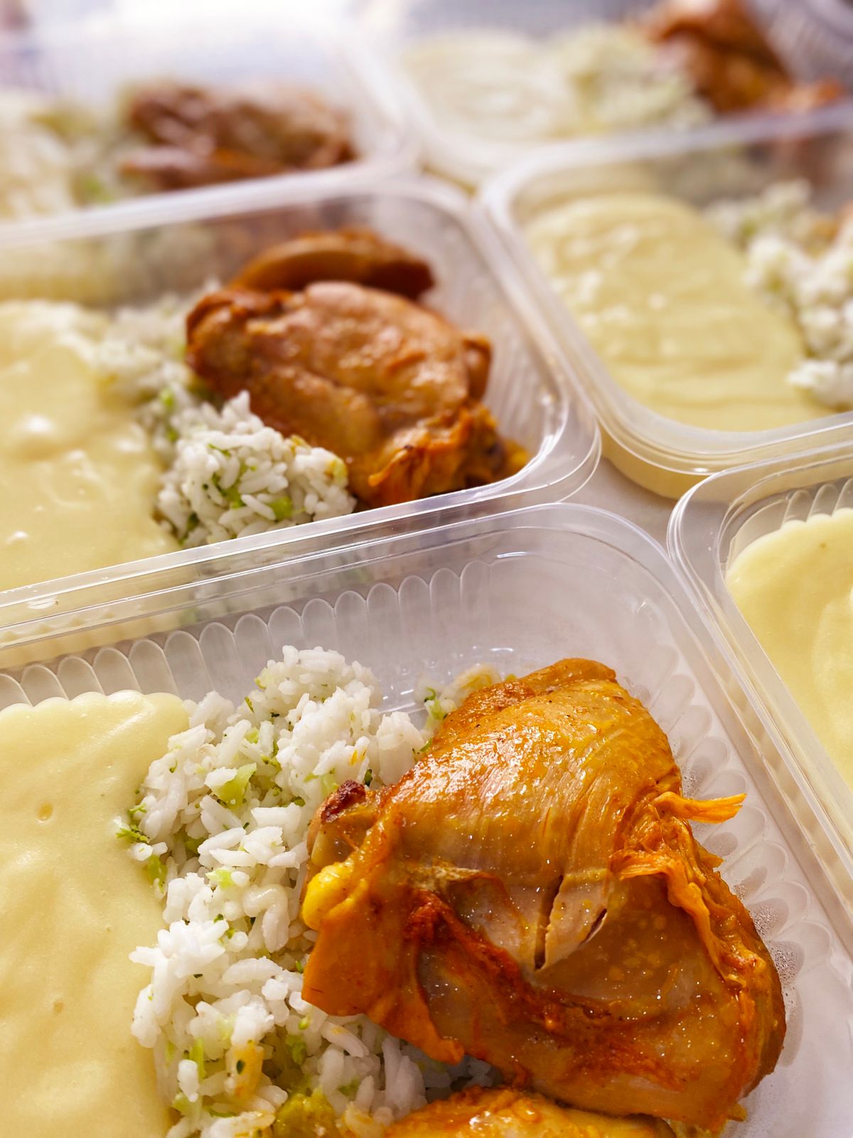 Sobrecoxa cozida (130g), arroz com brócolis (80), purê de batata cremoso (140g) - Prato sem glúten