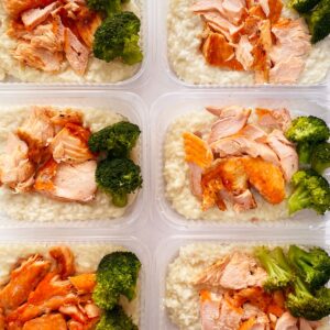 Salmão com brócolis (120g) e arroz à piamontese (230g) – prato sem glúten