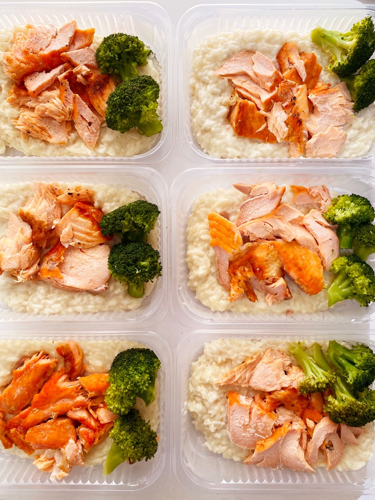 Salmão com brócolis (120g) e arroz à piamontese (230g) - prato sem glúten