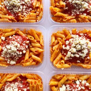 Polpetone de carne à parmegiana (150g), penne sem glúten (200g)