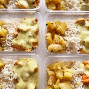 Frango ao molho de mostarda Dijon (150g), batata sauté (110g), arroz (90g) – prato sem glúten/lactose