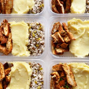 Frango grelhado (100g), mix de grãos (80g), purê de batatas (150g) – prato sem glúten