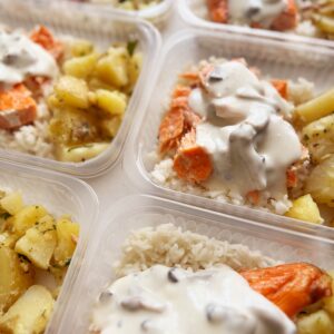 Salmão com creme de shimeji (130g), arroz branco (130g), batata sauté (90g) – prato sem glúten