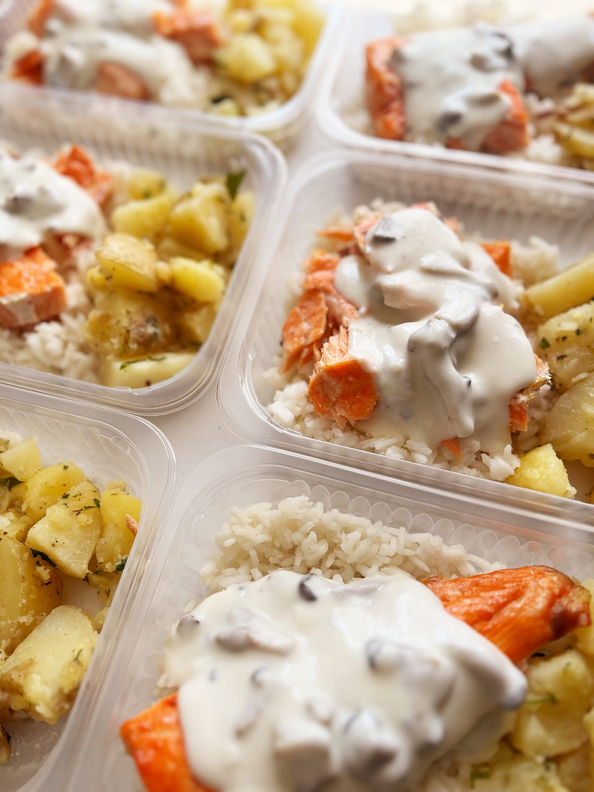 PELO VALOR DO KIT ATÉ AS 14H! ⚠️ Salmão com creme de shimeji (130g), arroz branco (130g), batata sauté (90g) - prato sem glúten