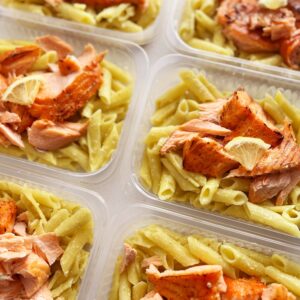 Salmão maçaricado (90g), massa ao pesto de limão siciliano (210g) – prato sem glúten