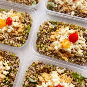 Salada Primavera: mix de grãos com couscous marroquino e quinoa, manjericão fresco, frango desfiado e queijo minas frescal – prato sem glúten (300g)