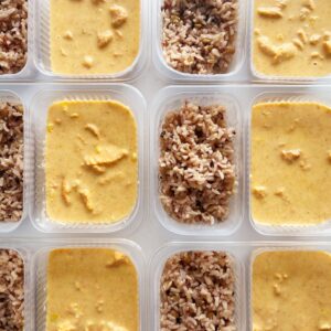 Strogonoff de frango com milho (220g), arroz sete grãos (130g) – prato sem glúten