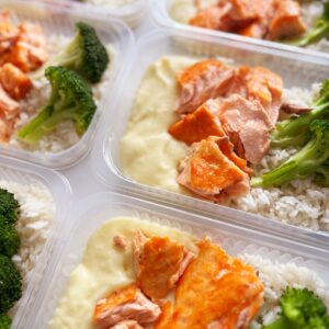 APENAS 24H NO VALOR DO KIT 🗣️⚠️Salmão ao forno (90g), brócolis (30g), arroz branco (90g), purê de batata (140g) – prato sem glúten